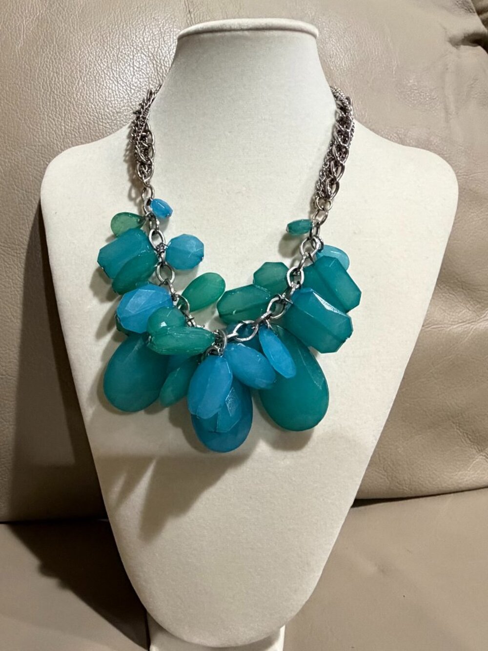 Gashion/costume necklace